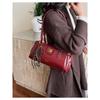 Retro Single-shoulder Crossbody Bag with Large Capacity for Daily Commuting and Tote Bag