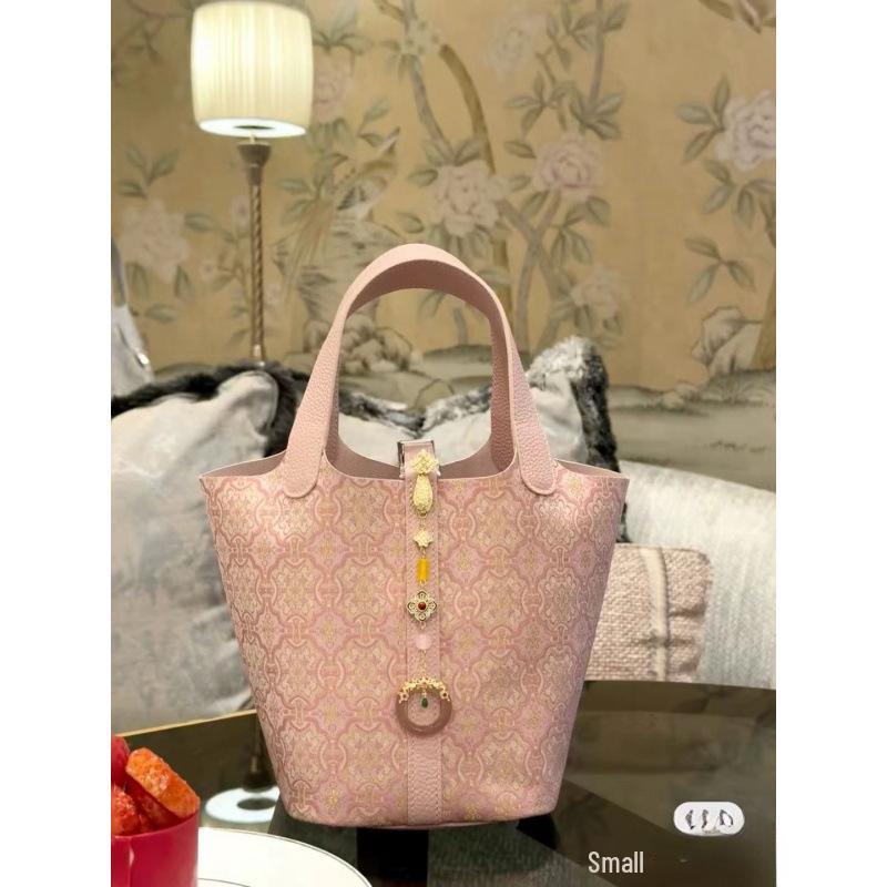 

Сумка-ведро ручной работы из парчи Сун и шелка тутового дерева с дизайном ципао и ханьфу