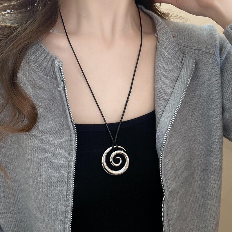 Fashion Jewelry Heart Necklace Black Wax Rope Charm Irregular Metal Pendant Necklaces Clavicle Chain for Couple Birthday Gift