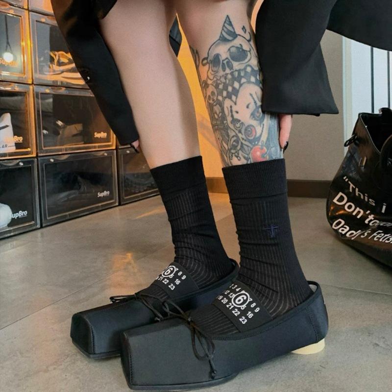 

Tide Internet Celebrity Bee Embroidered Socks Women Catwalk Thin Retro Niche Black And White Gray Pure Cotton Tube Socks One size fits all чорний