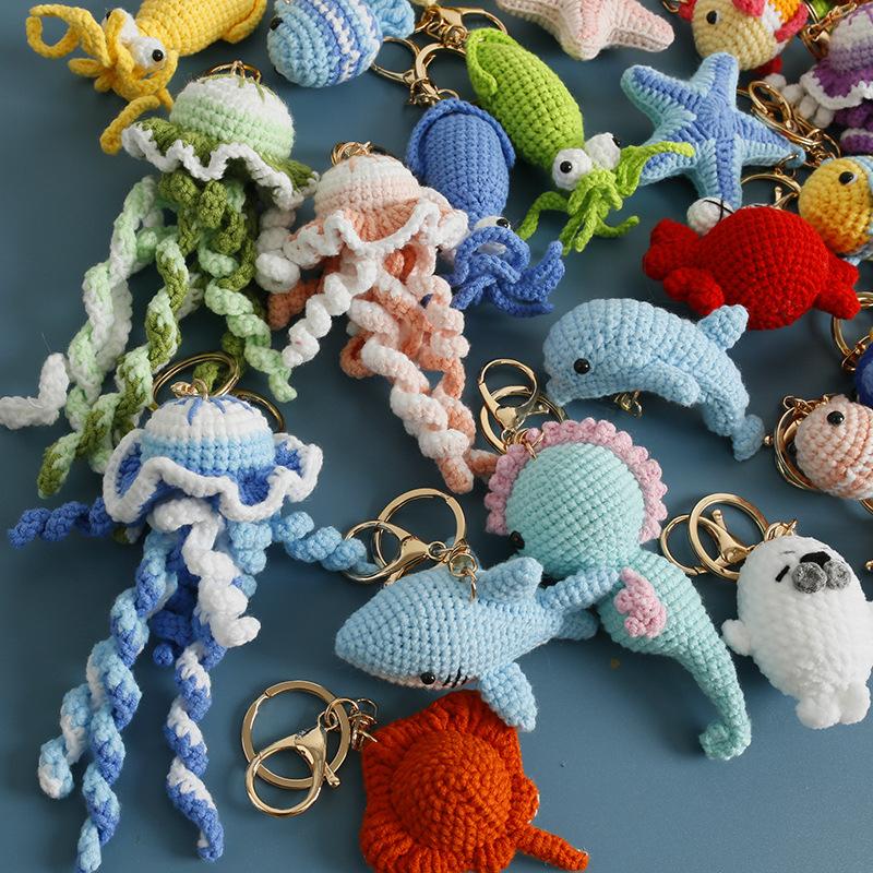Niedlicher Ozean-Serie Häkel-Schlüsselanhänger Handgemacht Gestrickter Tropenfisch-Schlüsselanhänger Kreativer Häkel-Haifisch-Puppe-Schlüsselanhänger
