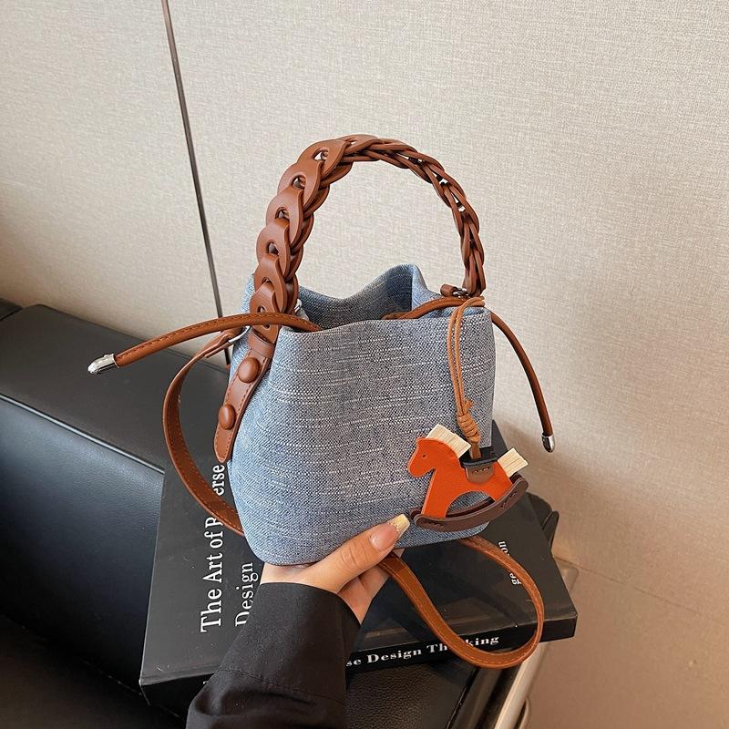 

Сегодняшние популярные сумки, новые летние текстурные нишевые наплечные сумки, универсальные сумки-мессенджеры, сумки-ведра джинсовый синий