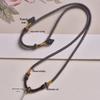 Collana Laccetto Intrecciato Fatto a Mano con Ciondolo Dorato: Stile Unisex di Alta Gamma