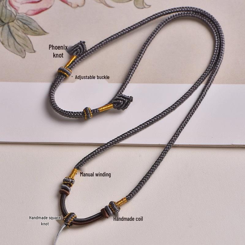 Collana Laccetto Intrecciato Fatto a Mano con Ciondolo Dorato: Stile Unisex di Alta Gamma