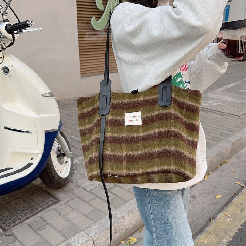 Maillard Large-capacity Plaid Bag Women's Commuter Shoulder Bag Woolen Model Autumn and Winter New Women's Bag