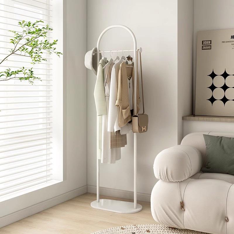 Elegant Utrymmesbesparande Golvställ för Kläder & Rockar med Förvaringshyllor