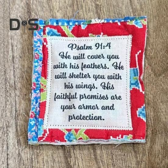 Mini colcha de oración vintage con un dispositivo de madera en su interior, hecha a mano, con bolsillos, cuadrados, regalo religioso para amigos cristianos.