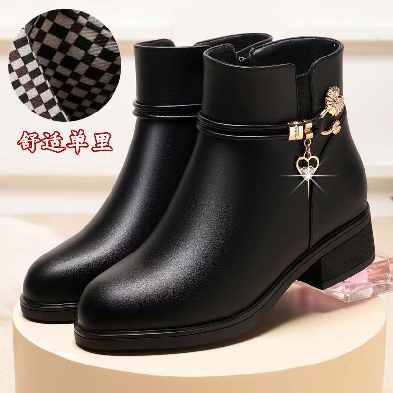 

Autumn and winter velvet warm short boots are not tired and comfortable, and leather boots are middle-aged 2 flat-bottomed fashion boots for women 35