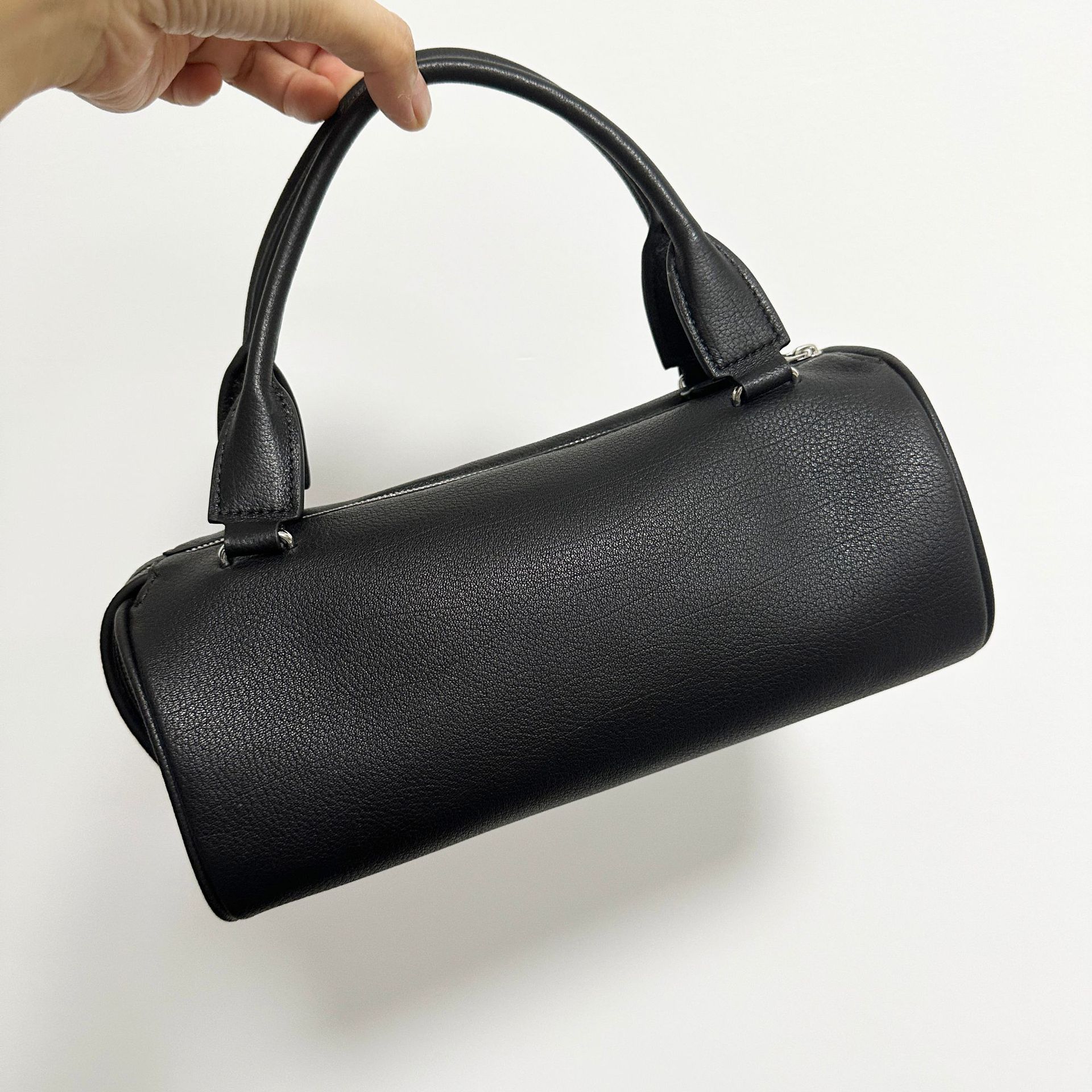 

Дизайн меньшинства TR Круглая сумка из натуральной кожи Ручная сумка Минималистичная сумка Защитная сумка-мяч Высококлассный стиль Сумка для мужчин и женщин 25x11.5x12.5cm