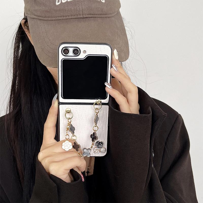 For Samsung Zflip5 Flip Metal Four-leaf Clover Flower Hand Chain for Folding Screen Findn2Flip Hard Shell