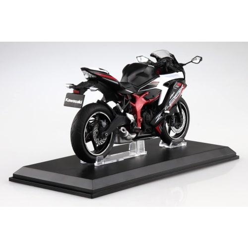 Aoshima Bunka Kyozai (AOSHIMA) Skynet 1/12 Scale Complete Kawasaki Ninja ZX-25R Motorcycle In Metallic Spark Black X Pearl Flat Stardust White
