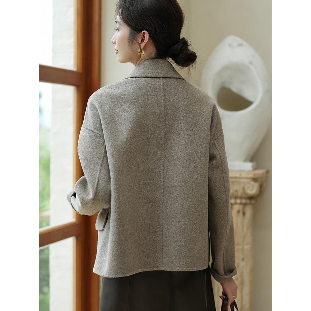 Fashionable and High-end Women's Short Woolen Coat with Horn Button and Long Sleeves, Perfect for Autumn and Winter