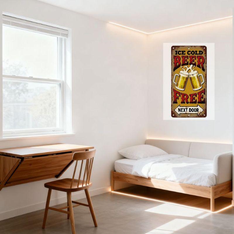 Vintage plechová cedule ICE COLD BEER s cinkajícími pivními korbely, ZDARMA HNED VEDLE, Rezavý okraj, Žluté pozadí - Domácí bar Kavárna Ma
