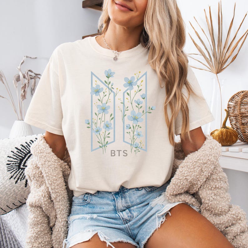 BTS Blommig Skjorta Blå, Kpop Army Estetisk T-shirt, BTS Logotyp Blomma Skjorta, Minimal Kpop Skjorta, Mjuk Vintage BTS Skjorta Herr Dam