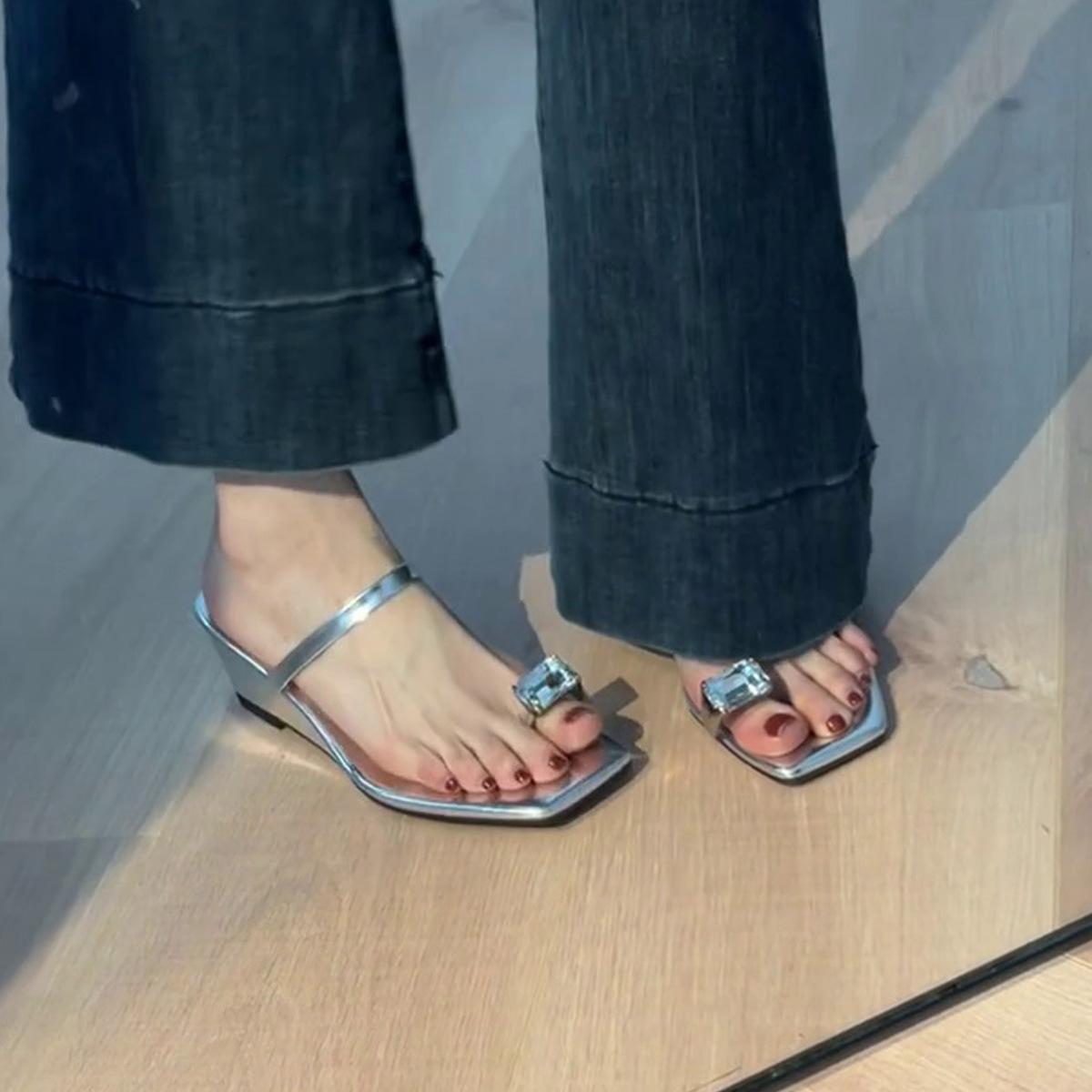 

Версия в иностранном стиле~ Квадратный носок, покрытый стразами, темпераментные крутые шлепанцы на толстой подошве, французские шлепанцы на серебристой танкетке 35