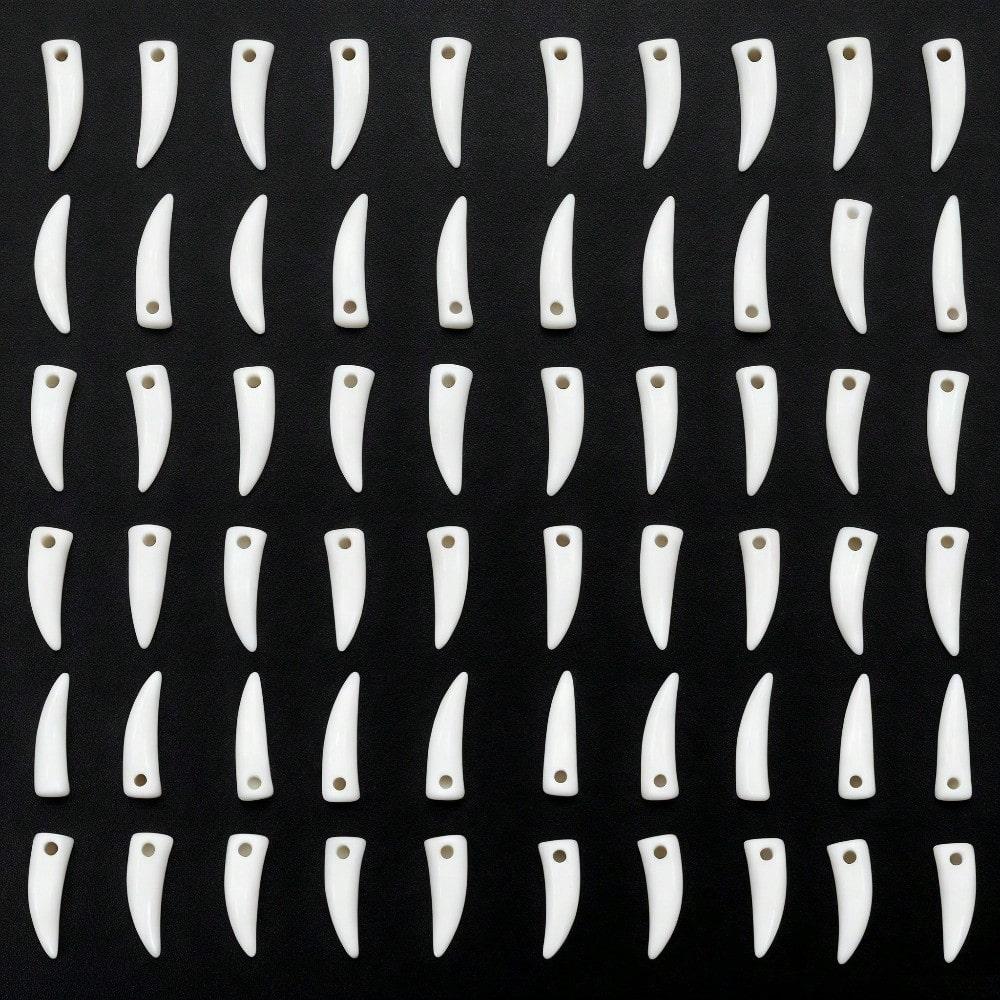 

100pcs Realistic Distressed Wolf Tooth Charms - Natural Tooth-Like Resin Pendants for DIY Jewelry Making, Gothic Bohemian Crafts