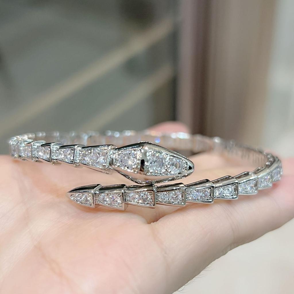 High End Mote, Lett Luksus, Høyt Benarmbånd med Trendy Åpning, Full av Zirkon Benform