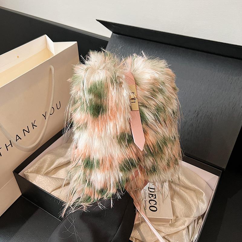 

Контрастный цветной плюшевый чехол для мобильного телефона Нишевый дизайн Высокий тренд Популярный сладкий