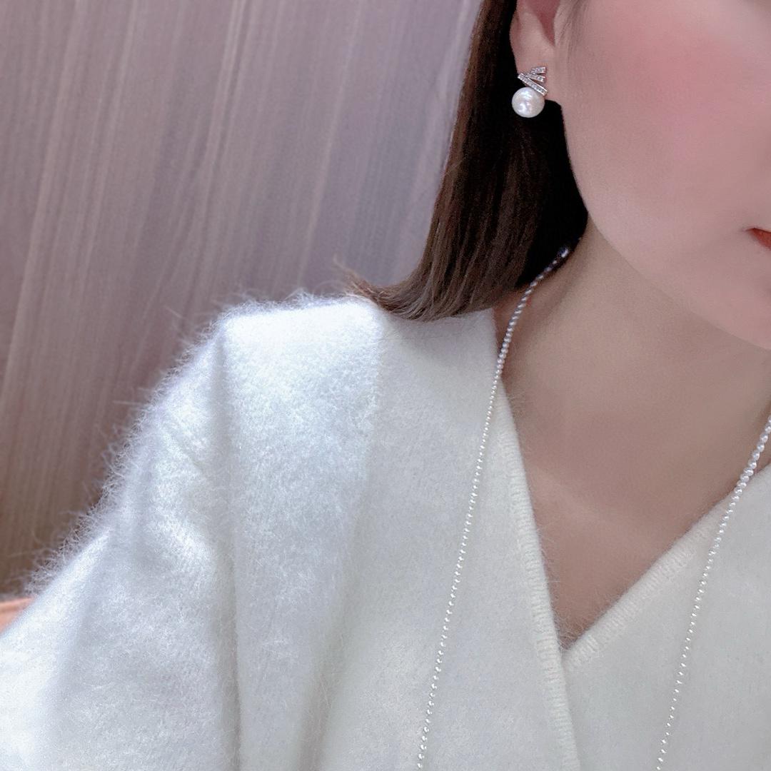 Элегантные серебряные серьги-гвоздики  Рождественская елка  с натуральным жемчугом и цирконами