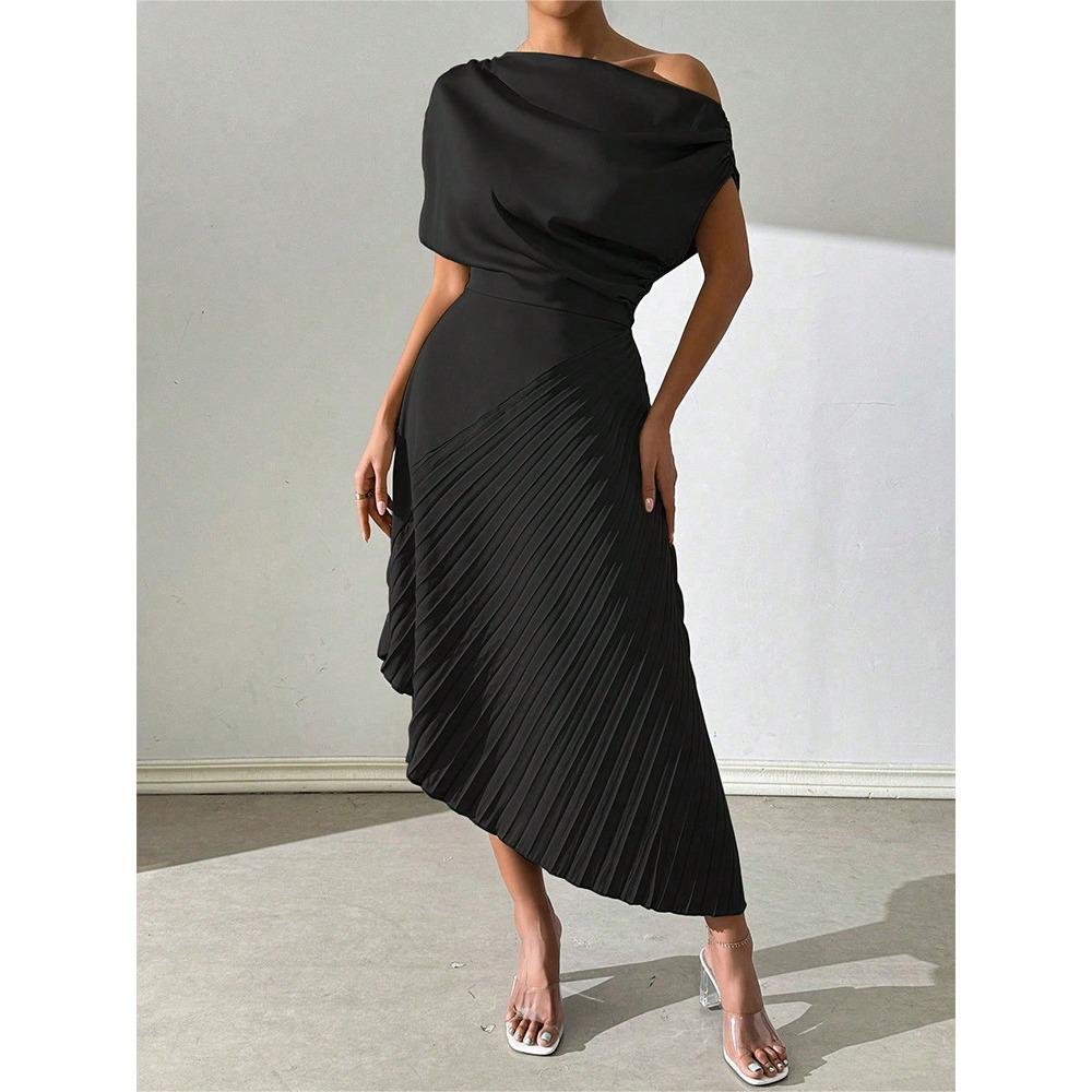 Sommar ny elegant sned axel en-ords krage plisserad höftomslutande design oregelbunden klänning dam