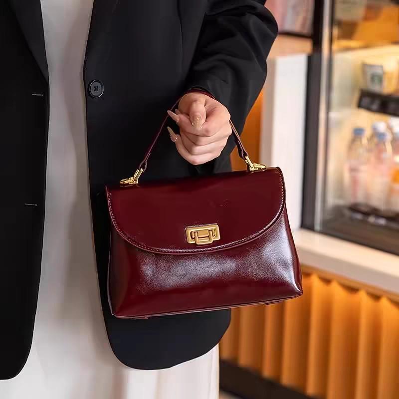 

2025 new red women s bag high-end bridal wedding bag niche design handbag commuter messenger bag standard бордовий