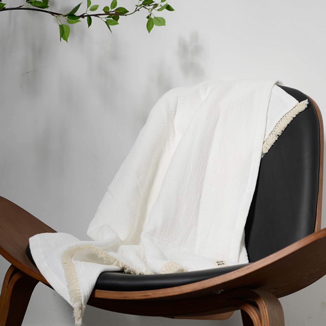 

Стильный марлевый плед приглушенных цветов с милой бахромой. Идеально подходит для детей и [Плед/Накидка]. дети. 100% хлопок, 4-слойная марля, 100x130см, белый. белый