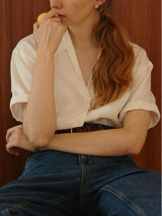 

Рубашка из французского льна с кубинским воротником, V-образным вырезом и подвернутыми короткими рукавами - Доступна в двух цветах Small белый