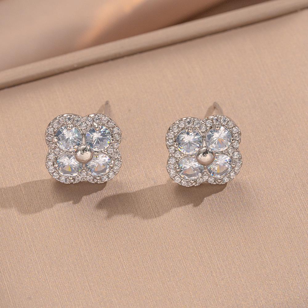 2025 Luxurious Zircon Four-Leaf Clover Stud Earrings: High-End, Versatile, and Radiantly Shiny with Exquisite Temperament.