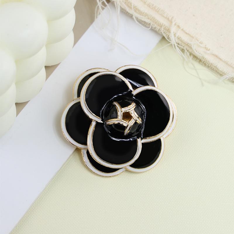 Korean simple retro Phnom Penh camellia brooch high-end women's rose corsage alloy badge clothing accessories