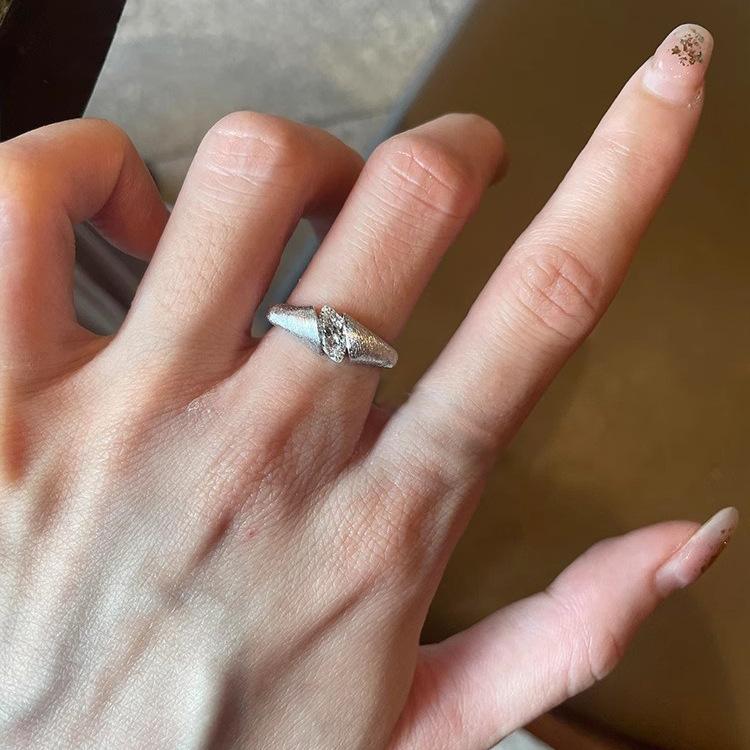 Italienischer Mittelalterlicher Alter Geld Wind Hohlspitze Wabenring Licht Luxus Epoxid Diamant Gebürstet Gestapelter Pferdeaugenring