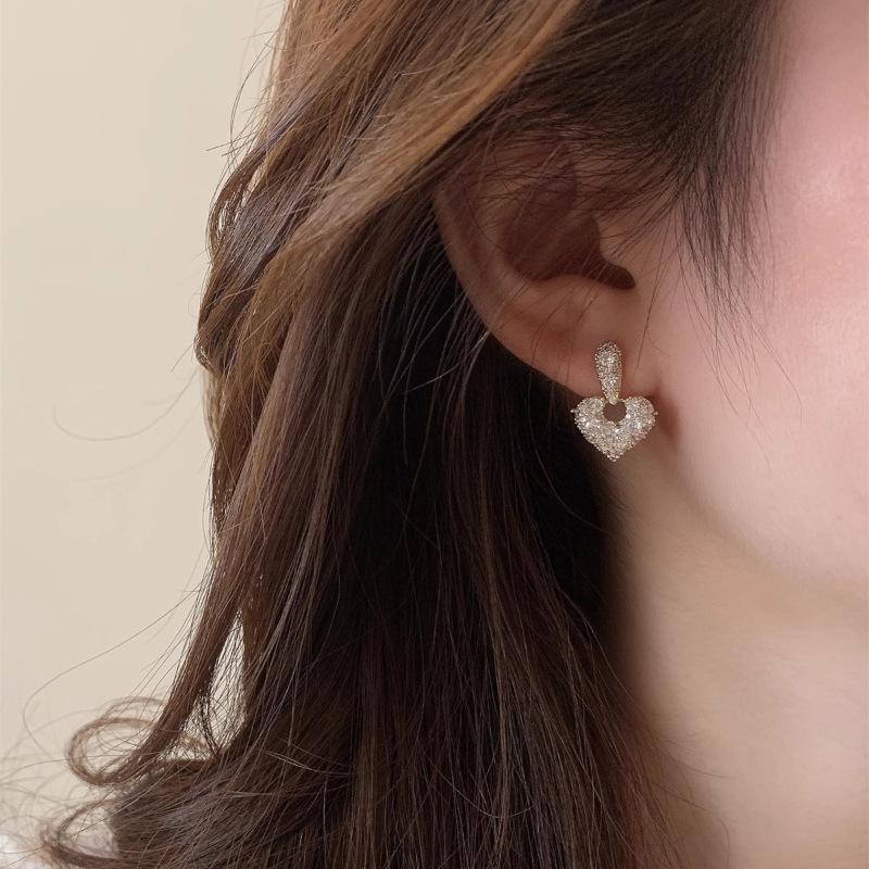 Niche Diamond-encrusted Hollow Heart Earrings Fashion Personality 100% Match Light Luxury High-end Women's Trendy Daily Earrings