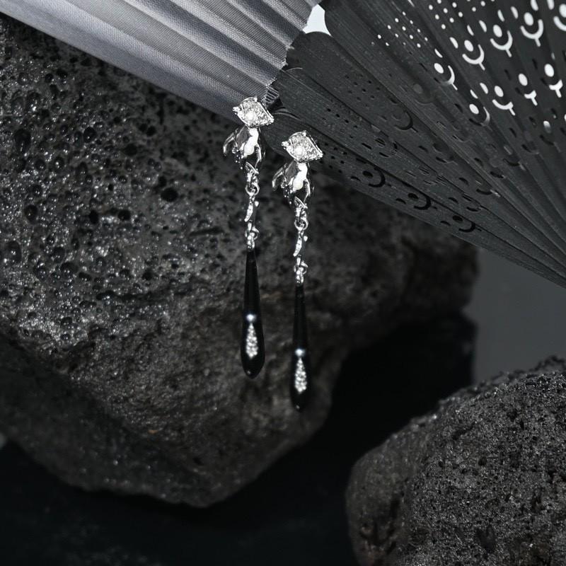 Black Enamel Pearl Stud Earrings for Women – Niche Design, Clip-On Style.