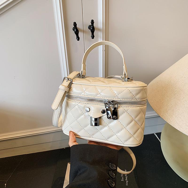 Rhombus Embroidery Thread Small Bag Women's 2025 New Spring and Summer Popular Popular Versatile Messenger Bag Fashionable Portable Bucket Bag