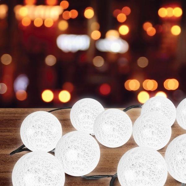 Bílá LED koulová girlanda na baterie