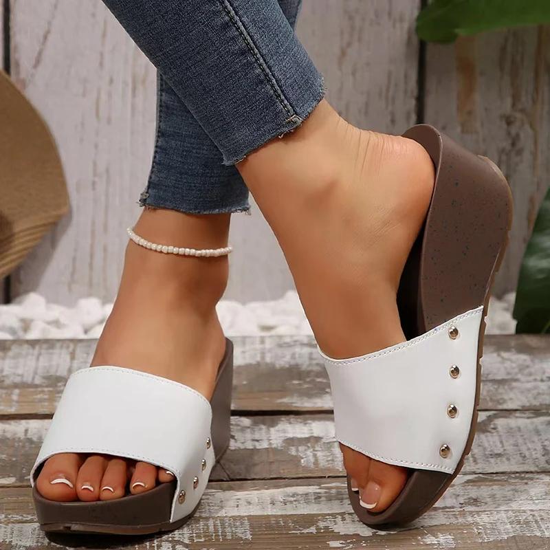 Fashion Fashion Rivet Decor Wedge Slippers Woman White PU Leather Platform Sandals for Women 2025 Summer Thick Bottom Slides Beach Shoes