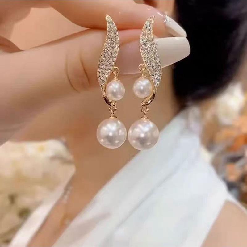 New Trendy Earrings with High-end Design, Niche Fashion, Simple and Versatile. New Trendy Earrings