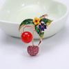 Blucome Nowe czerwone wiśnie broszki dla kobiet modne szpilki dżentelmen kapelusz ozdoba garnitur korsarz broszka kołnierz klip