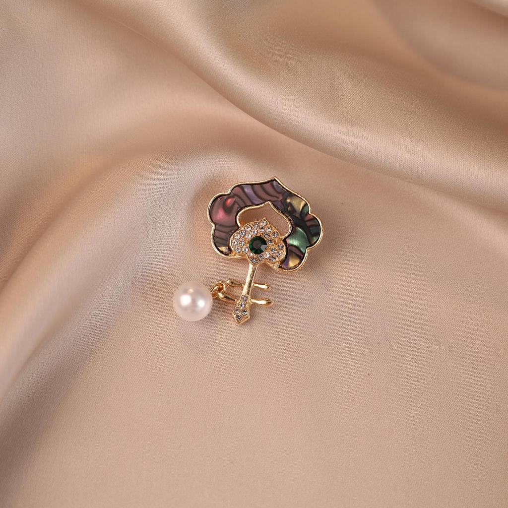 Elegant Pearl Brooch for Women's Suits - High-End Jewelry Pin