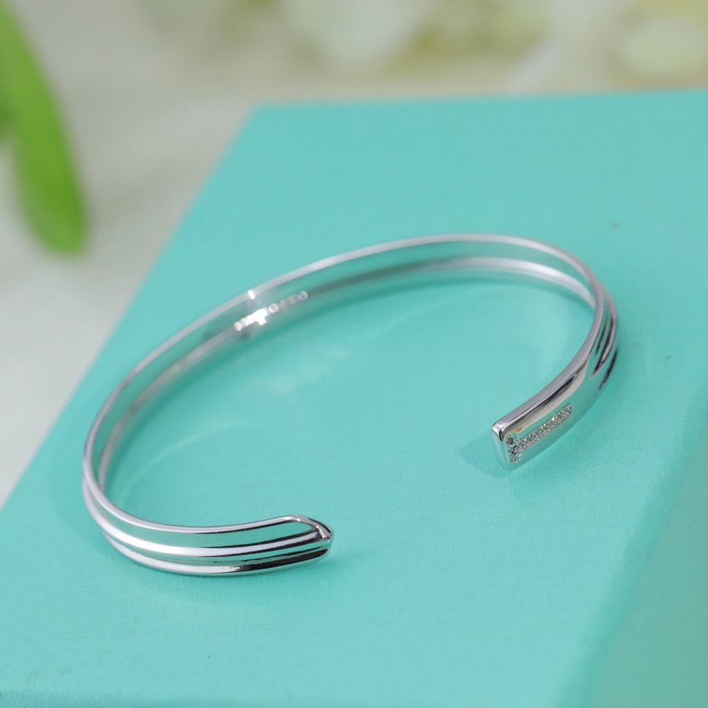 

Double T Full Diamond Bracelet High end Customized Micro Inlay Craftsmanship Condenses the Vitality and Energy of New York срібний