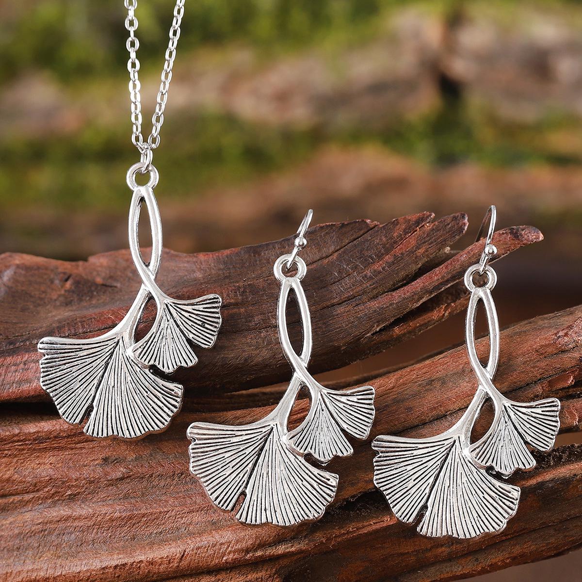 

Retro Apricot Leaf Pendant Jewelry Set: Necklace & Earrings - Simple & Versatile Design