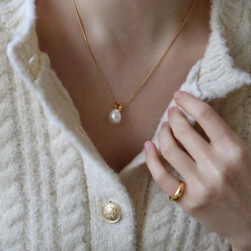 

adev Modern drop pearl necklace Silver