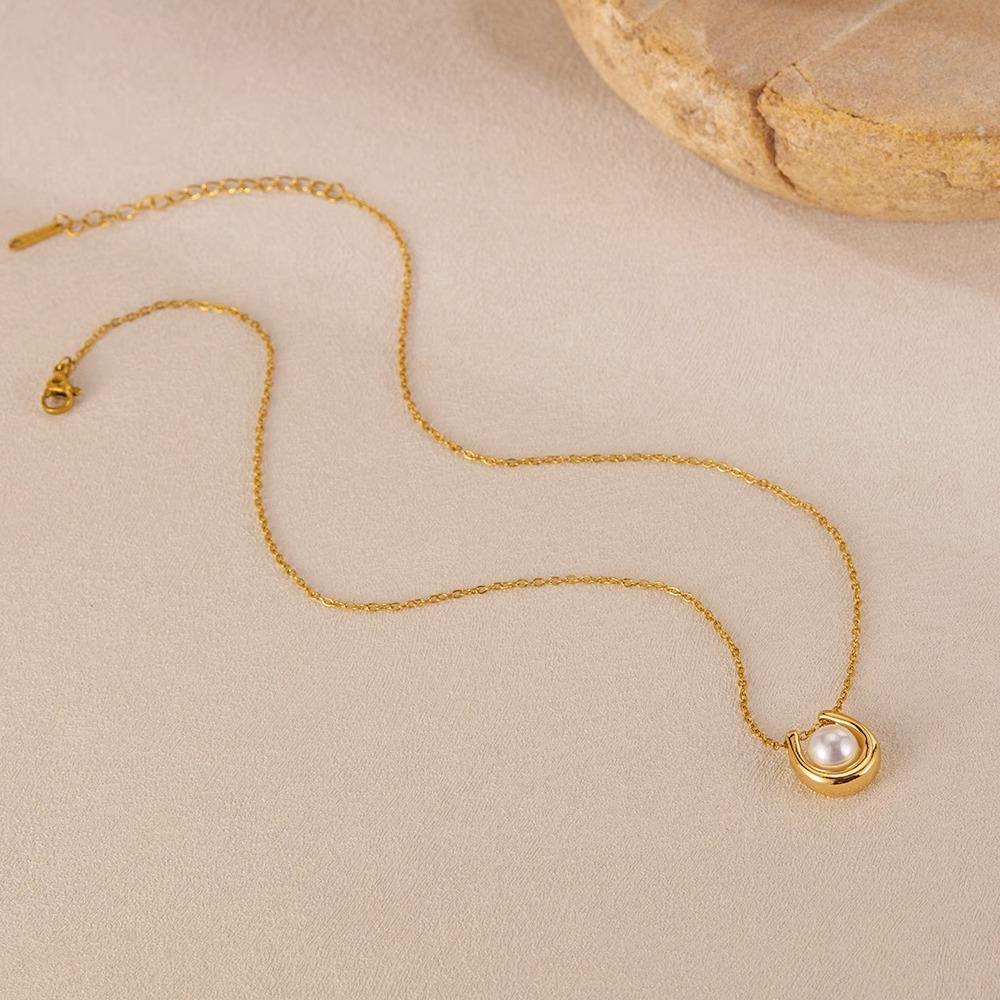 

Elegant Horseshoe U Shape Pearl Necklace Luxury Pendant For Women