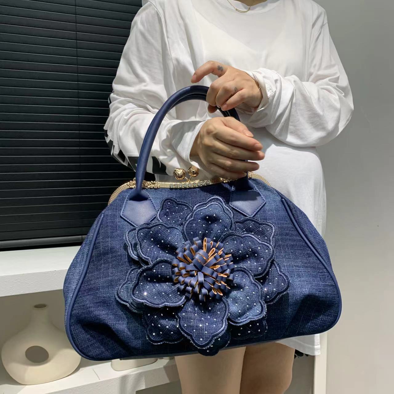 

Трехмерная джинсовая сумка с цветочным узором для женщин Элегантная сумка с бриллиантами Банкетная сумка на плечо Модная