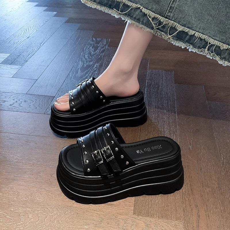 2025 new thick-soled height-increasing cool slippers for women's summer wear super fire French beautiful skirt high-end beach shoes