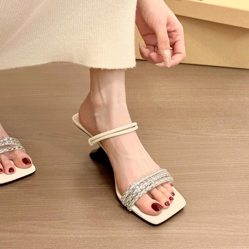 New Style Comfortable Versatile Design Lightweight Diamond High Fashion with Small Skirt Ladies Slip-on Slippers