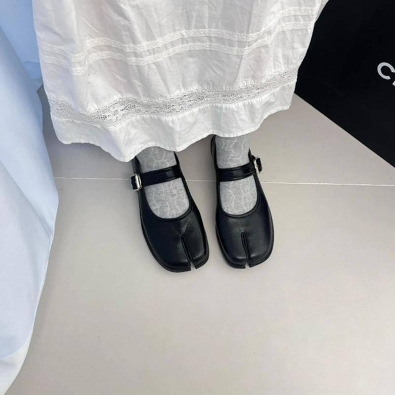 Fashion 2025 Split Toe Mary Janes Women Buckle Strap Tabi Ninja Shoes Trotter Flats Ladies Barefoot Tabis Mocassines Mujer Japan Loafers