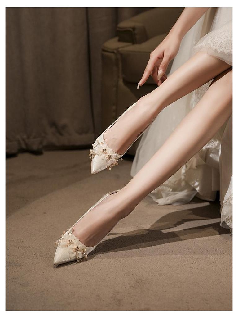 2025 Μεταξωτά Φλοράλ Στιλέτο Νυφικά Παπούτσια: Γόβες Γάμου με Μυτερή Μύτη για Νύφες