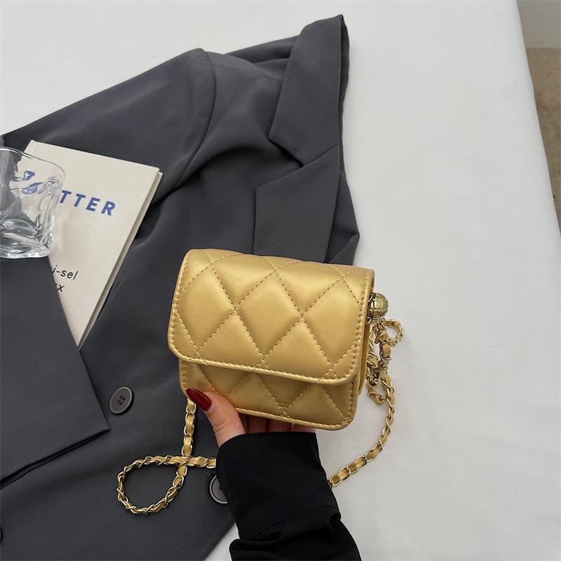 Rhombus bag women's new fashionable high-value chain bag shoulder messenger bag going out commuter bag
