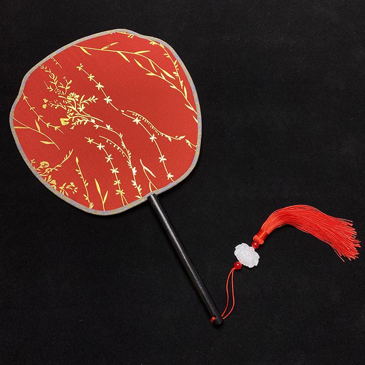 Éventail rond en soie rouge Hanfu ancien, orné d'un long pompon, pour la mariée.