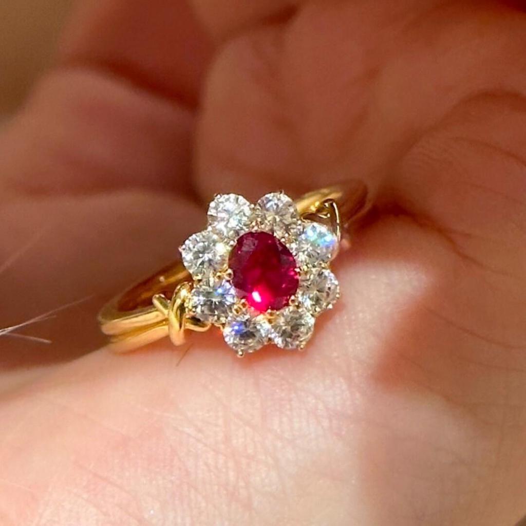 Anello Margherita Vintage con Rubini e Diamanti - Gioiello Statement di Lusso Leggero Usato per Donna